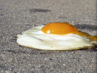 egg-frying-on-sidewalk